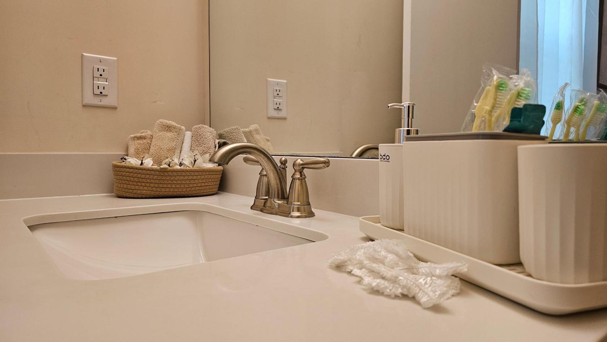 Hébergement de vacances Elegant 3br Family & Business Friendly Near Downtown With Free Parking, Wfh, & Wi-fi *