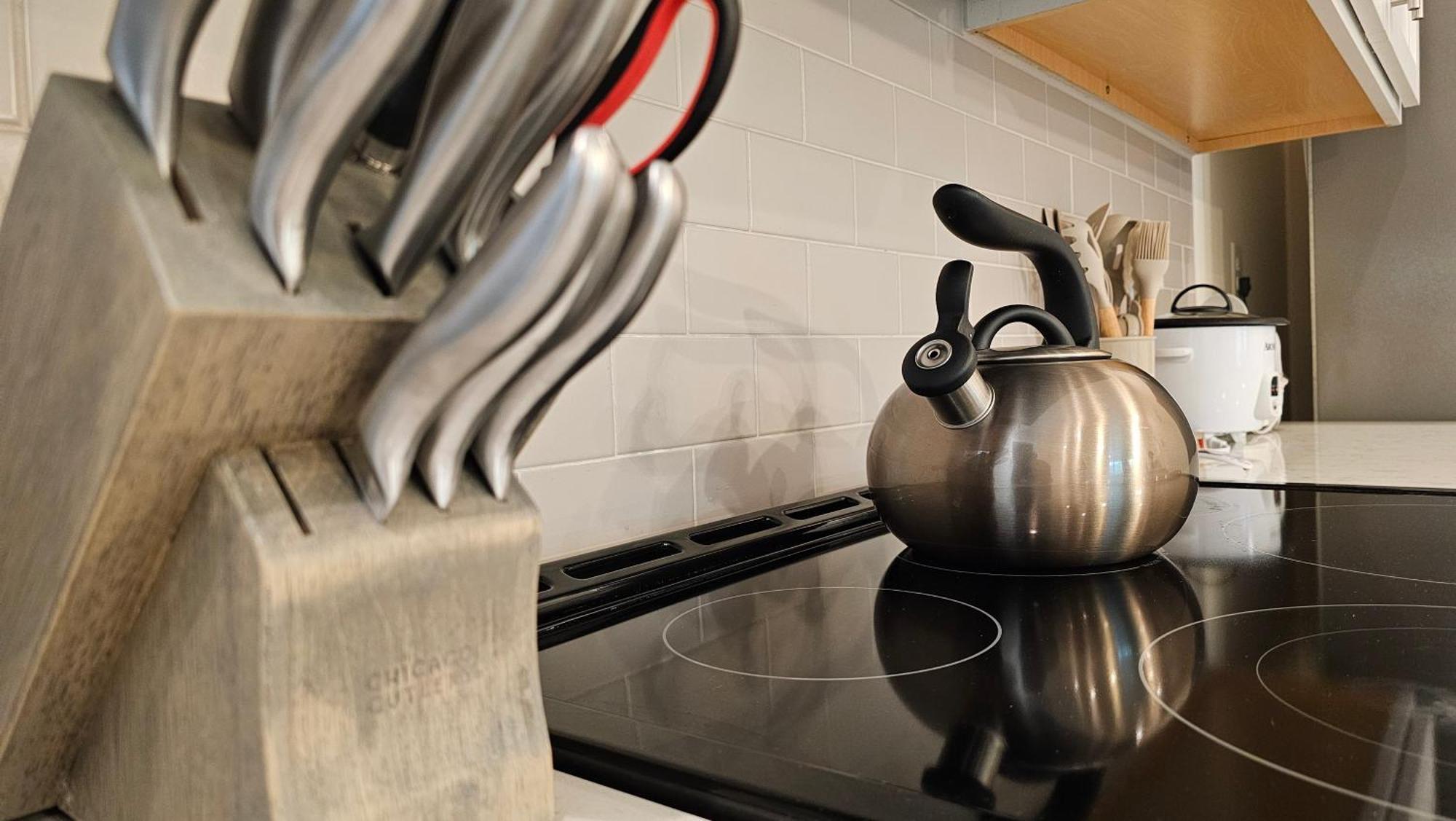 Elegant 3br Family & Business Friendly Near Downtown With Free Parking, Wfh, & Wi-fi *