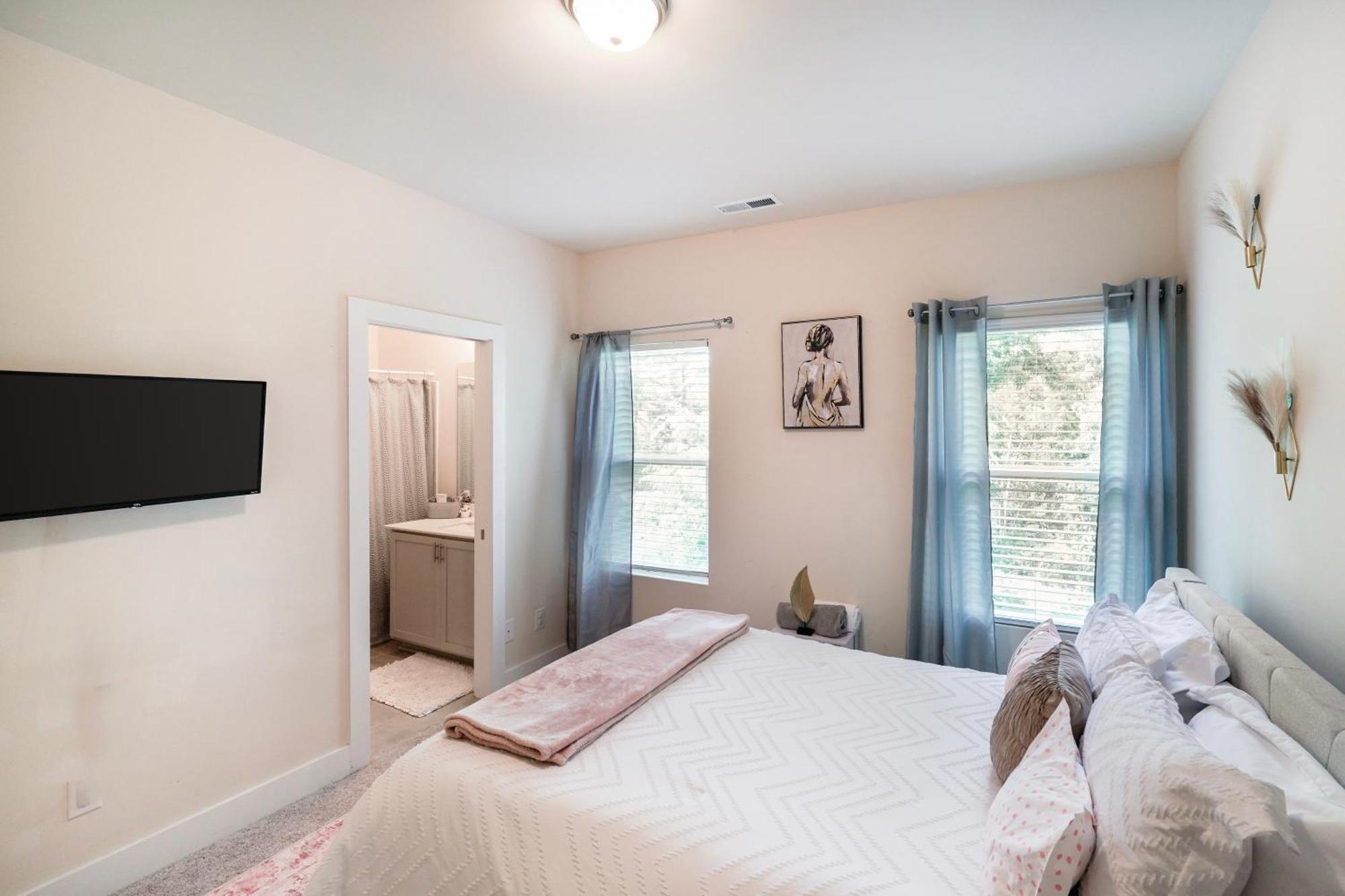 Elegant 3br Family & Business Friendly Near Downtown With Free Parking, Wfh, & Wi-fi Hébergement de vacances Charlotte