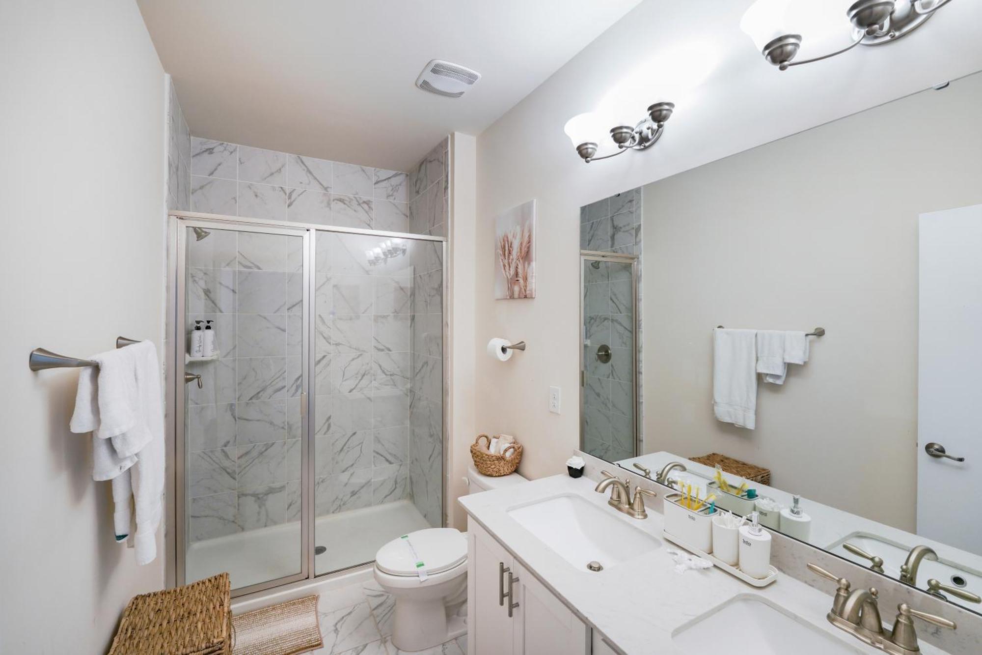 Elegant 3br Family & Business Friendly Near Downtown With Free Parking, Wfh, & Wi-fi Hébergement de vacances