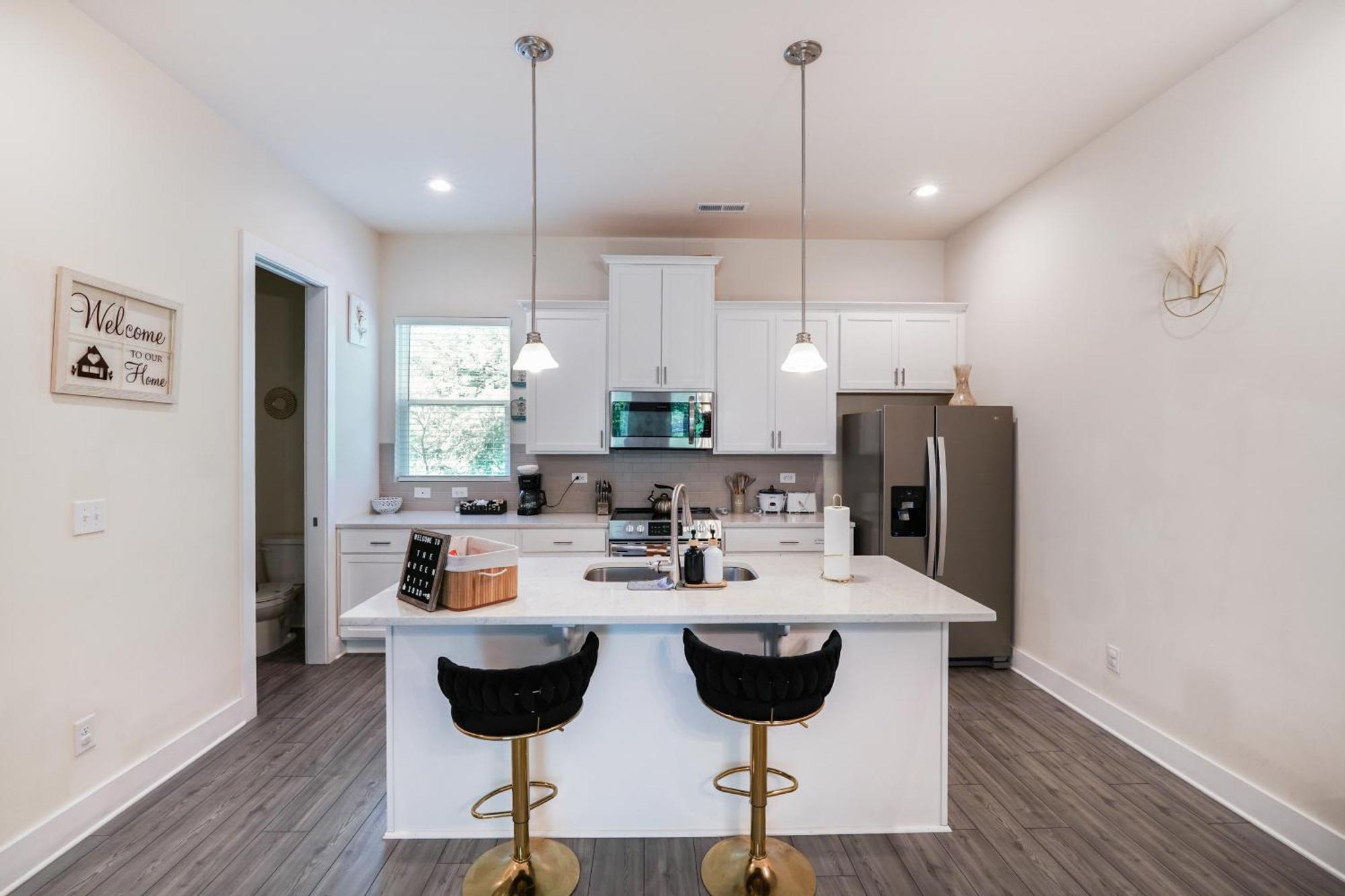 Hébergement de vacances Elegant 3br Family & Business Friendly Near Downtown With Free Parking, Wfh, & Wi-fi *
