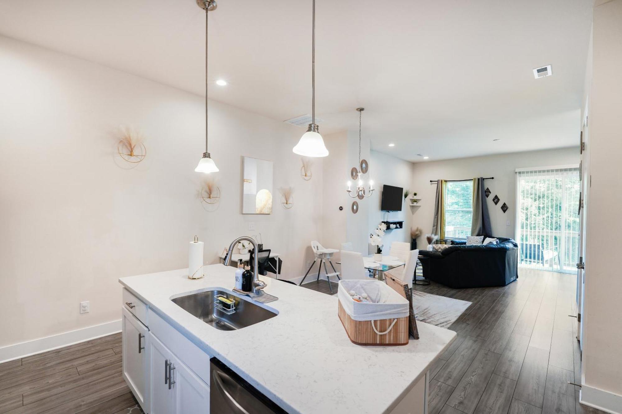 Elegant 3br Family & Business Friendly Near Downtown With Free Parking, Wfh, & Wi-fi *