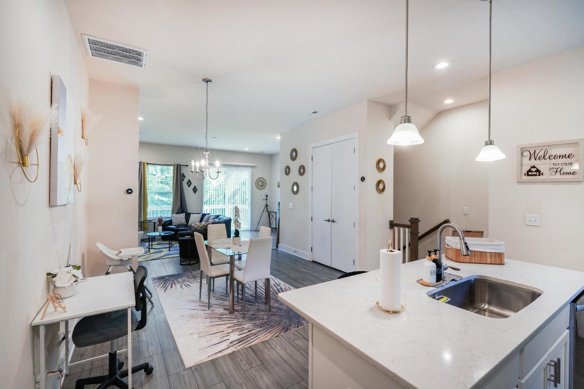 Elegant 3br Family & Business Friendly Near Downtown With Free Parking, Wfh, & Wi-fi * Charlotte