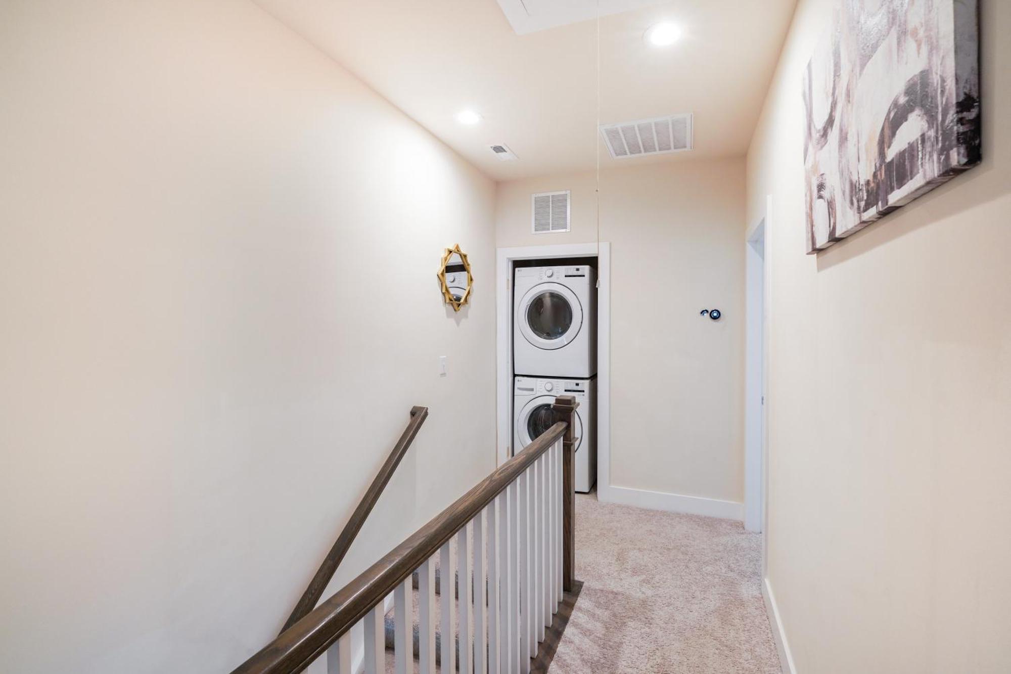 Elegant 3br Family & Business Friendly Near Downtown With Free Parking, Wfh, & Wi-fi Hébergement de vacances