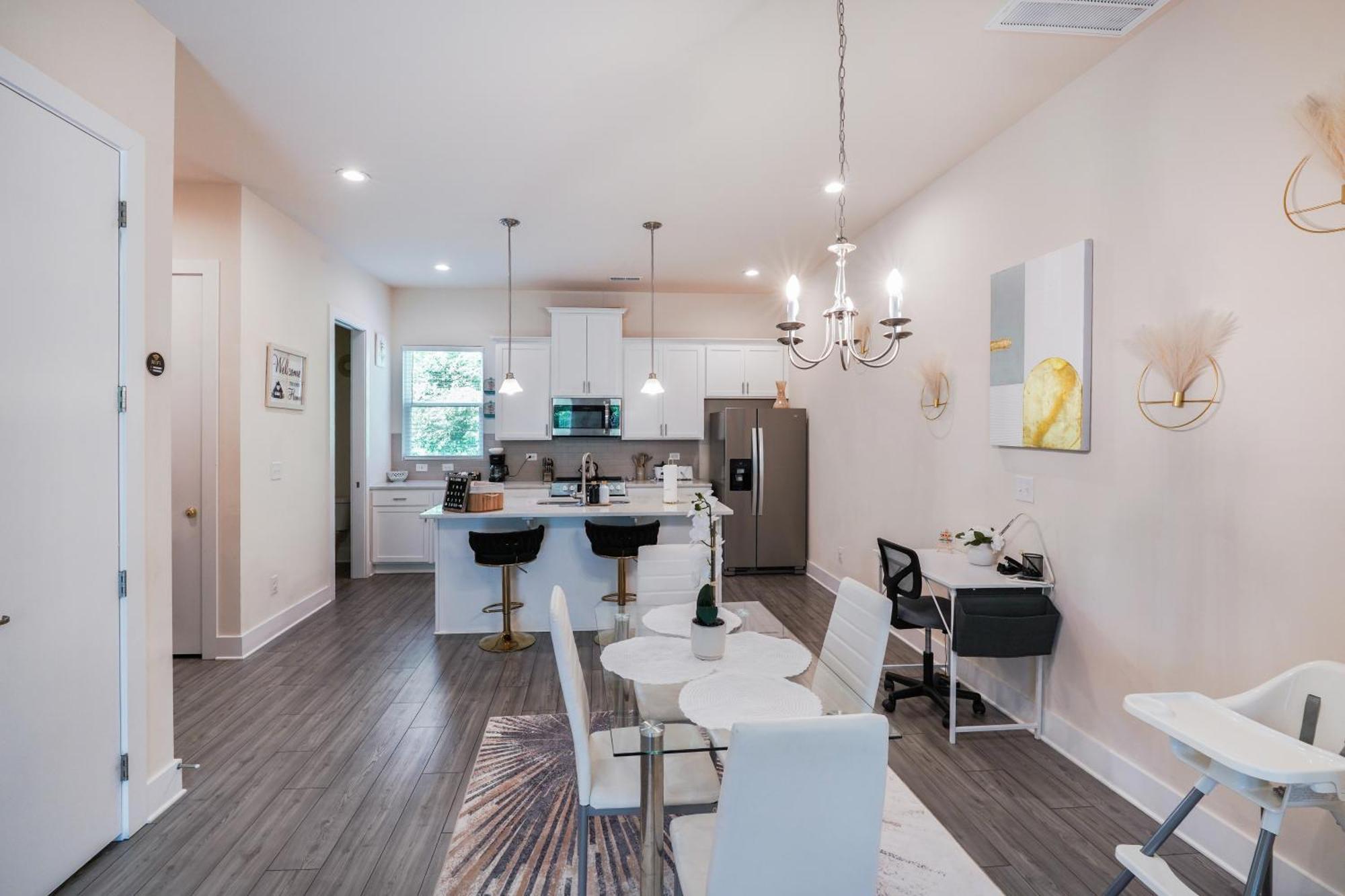 Hébergement de vacances Elegant 3br Family & Business Friendly Near Downtown With Free Parking, Wfh, & Wi-fi