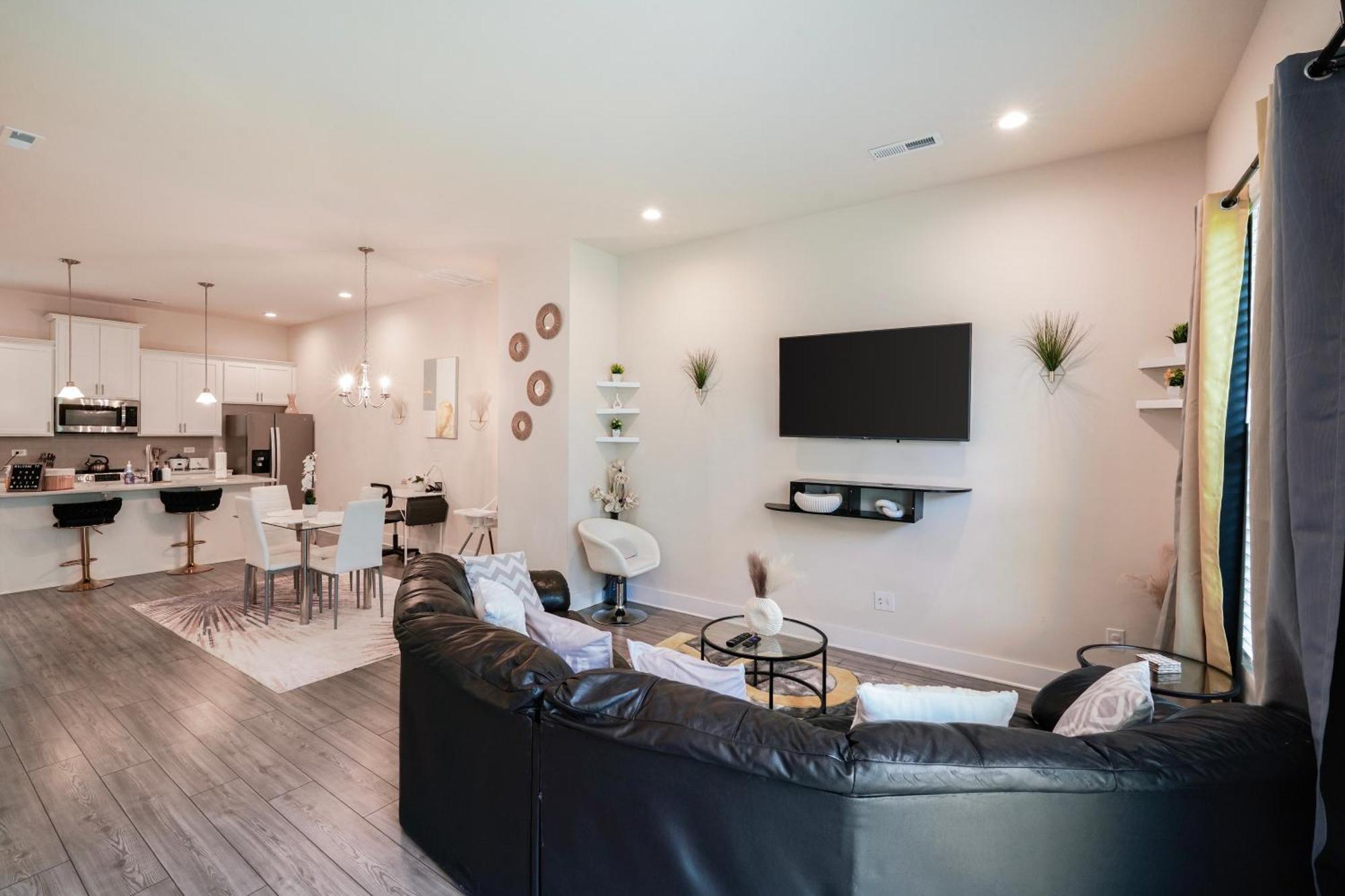 Elegant 3br Family & Business Friendly Near Downtown With Free Parking, Wfh, & Wi-fi Hébergement de vacances