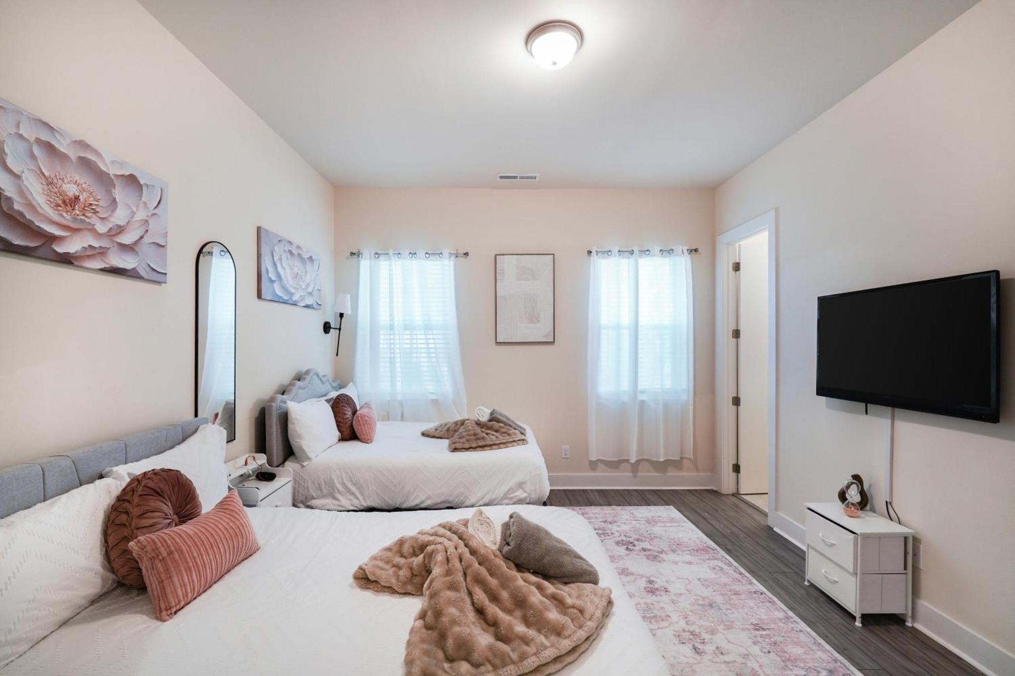 Elegant 3br Family & Business Friendly Near Downtown With Free Parking, Wfh, & Wi-fi Hébergement de vacances *