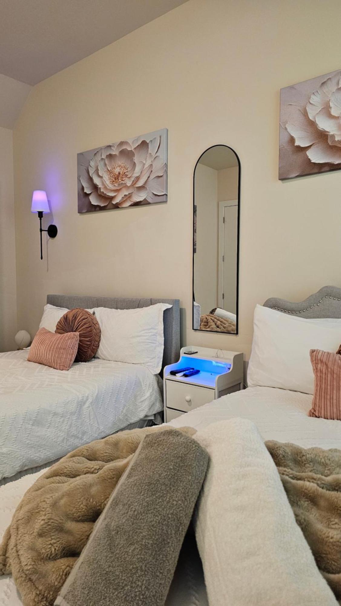 Holiday home Elegant 3br Family & Business Friendly Near Downtown With Free Parking, Wfh, & Wi-fi