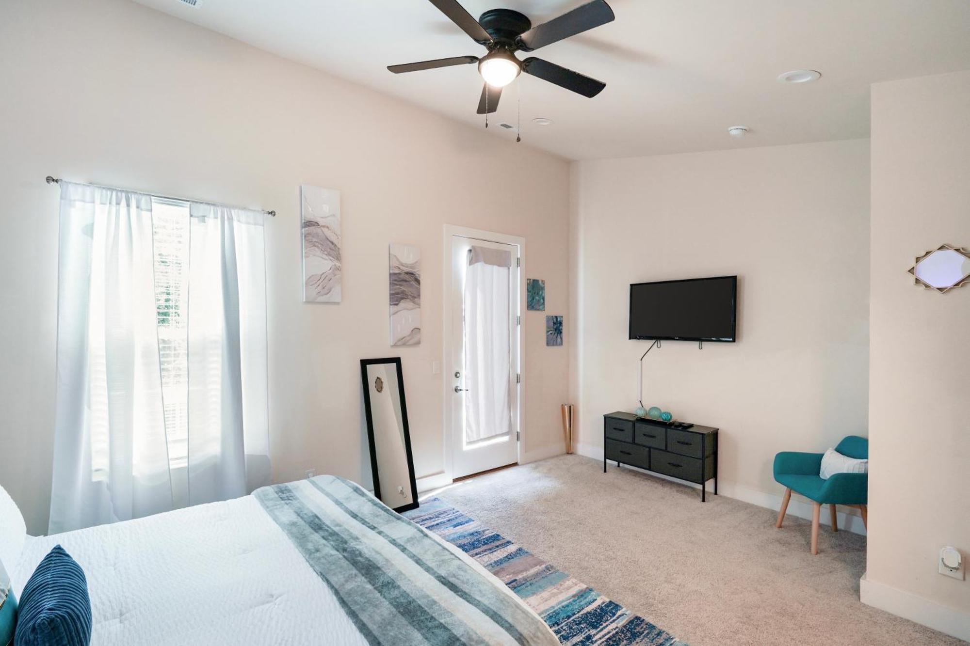 Holiday home Elegant 3br Family & Business Friendly Near Downtown With Free Parking, Wfh, & Wi-fi