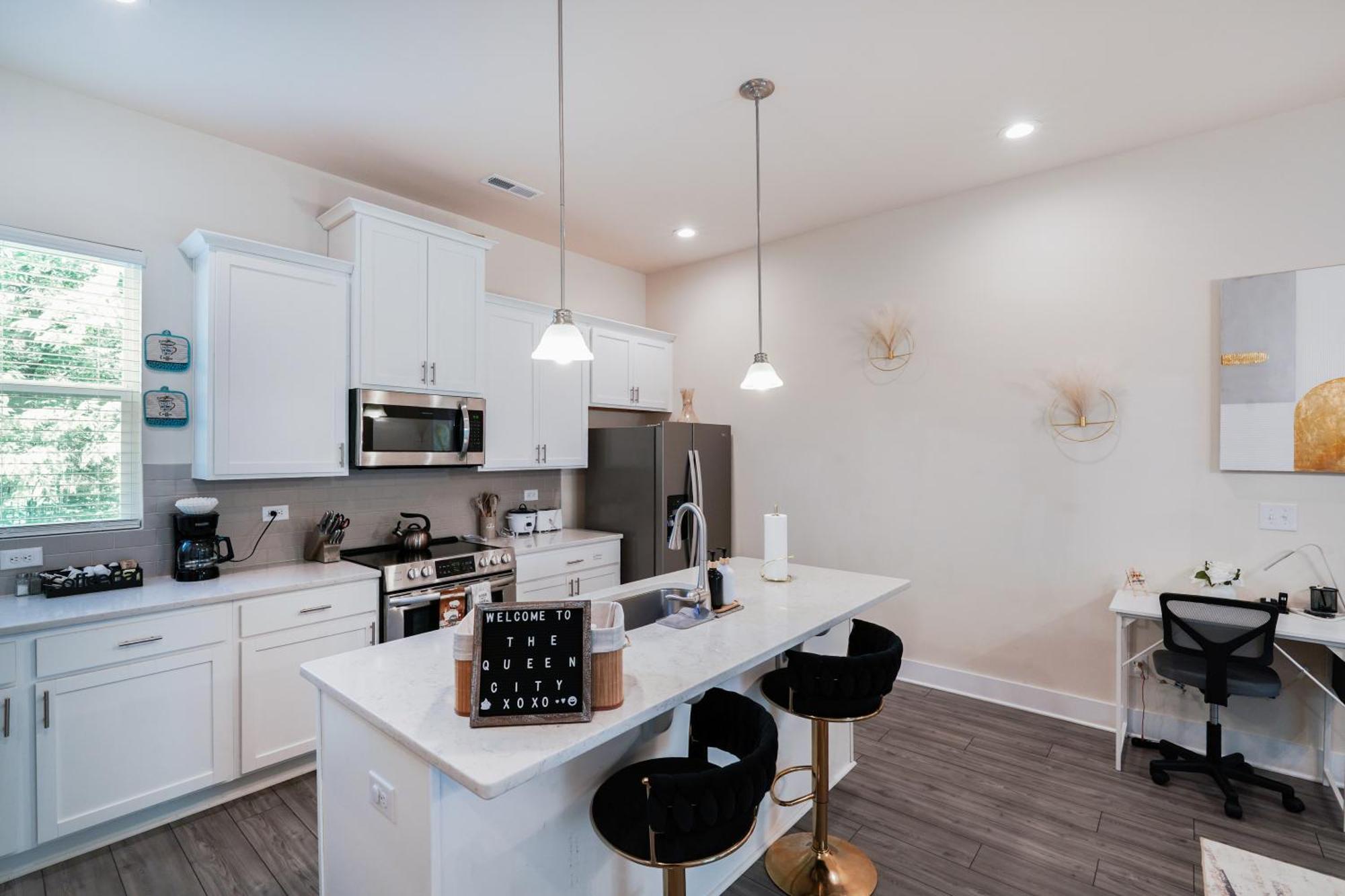 Elegant 3br Family & Business Friendly Near Downtown With Free Parking, Wfh, & Wi-fi Holiday home *