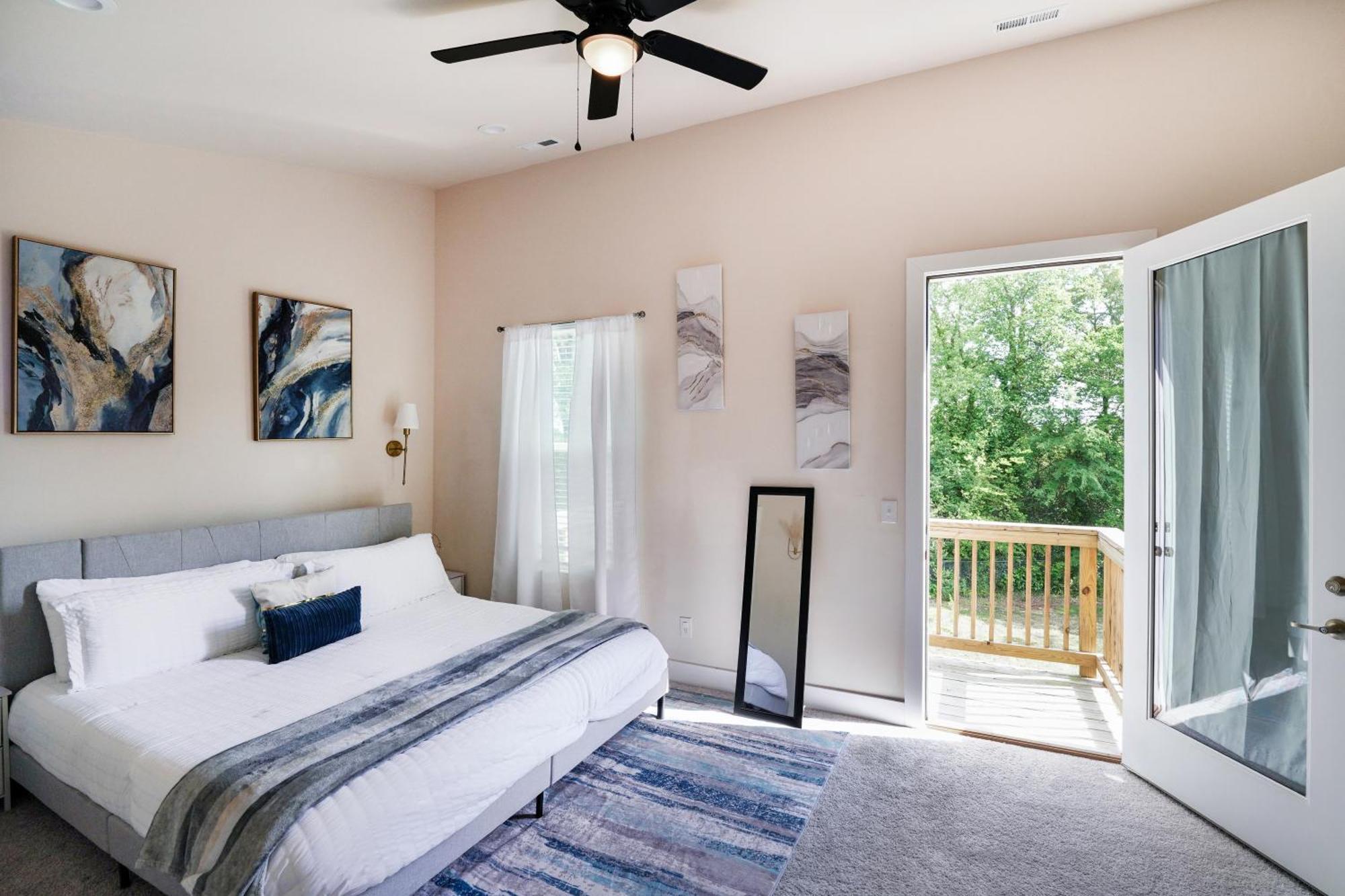 Holiday home Elegant 3br Family & Business Friendly Near Downtown With Free Parking, Wfh, & Wi-fi *