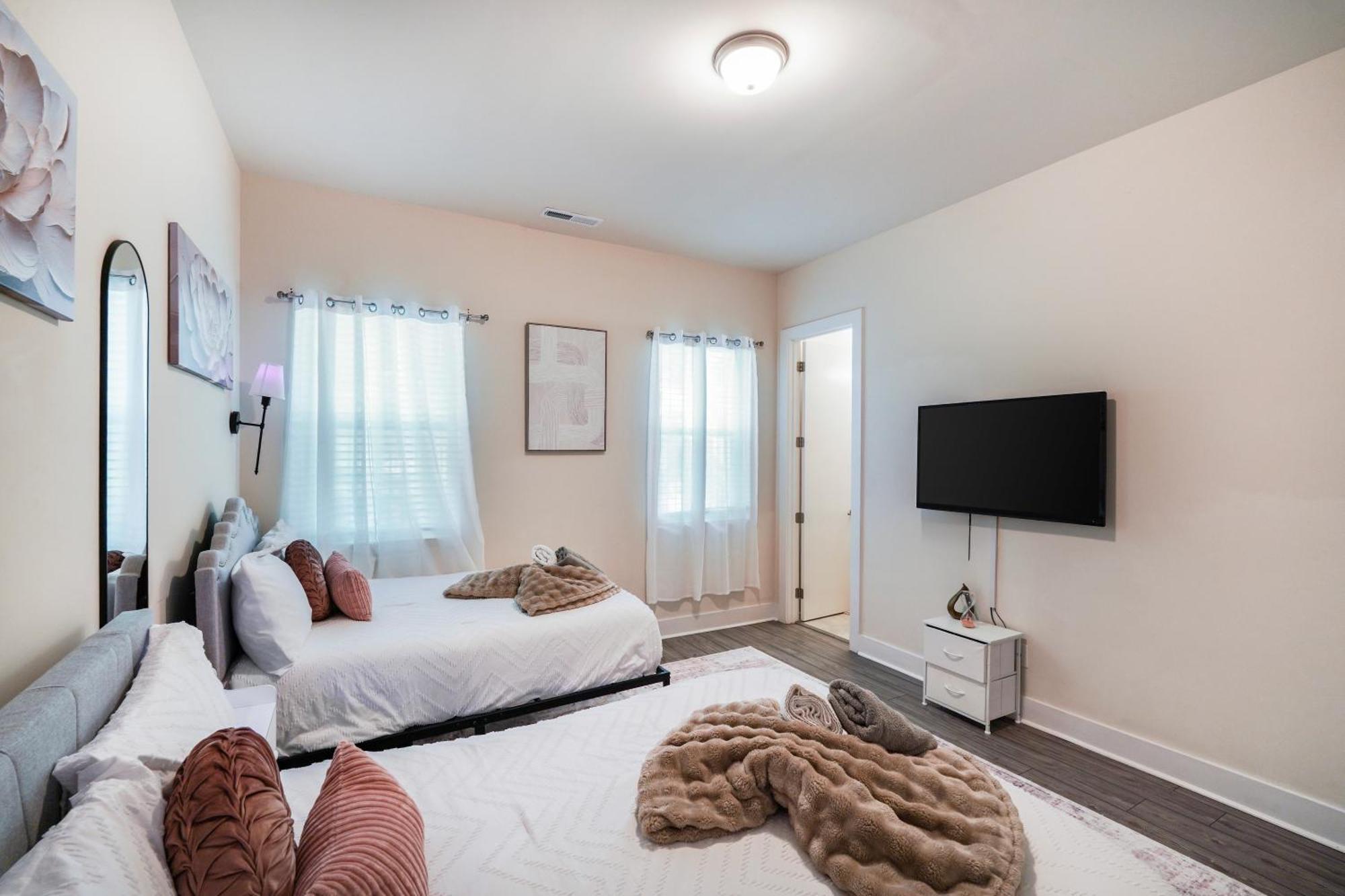 Elegant 3br Family & Business Friendly Near Downtown With Free Parking, Wfh, & Wi-fi Charlotte