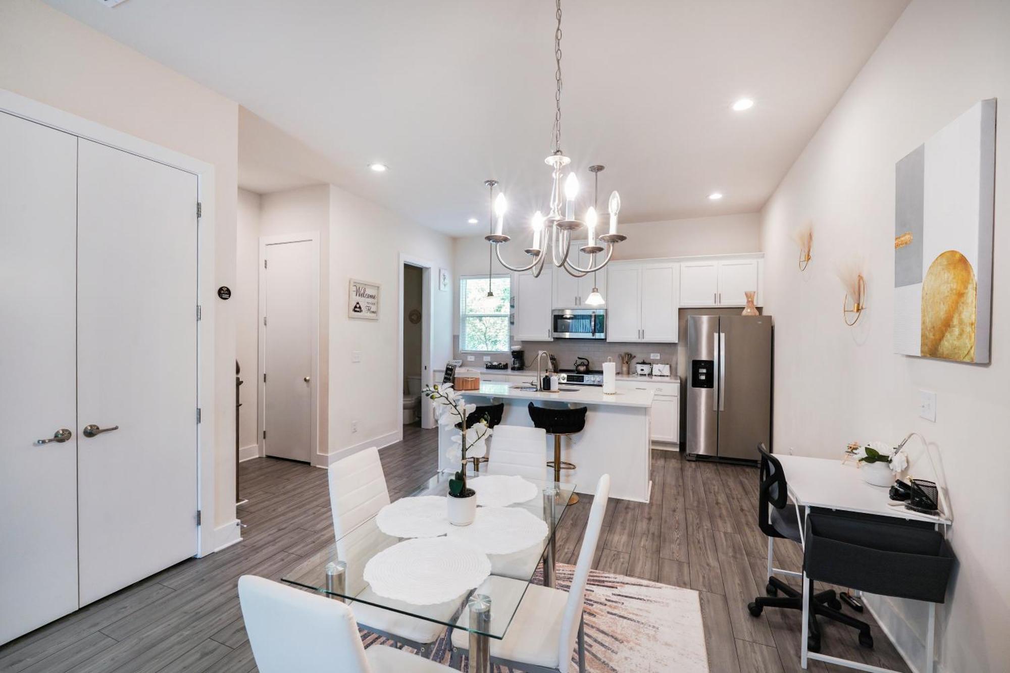 Holiday home Elegant 3br Family & Business Friendly Near Downtown With Free Parking, Wfh, & Wi-fi Charlotte