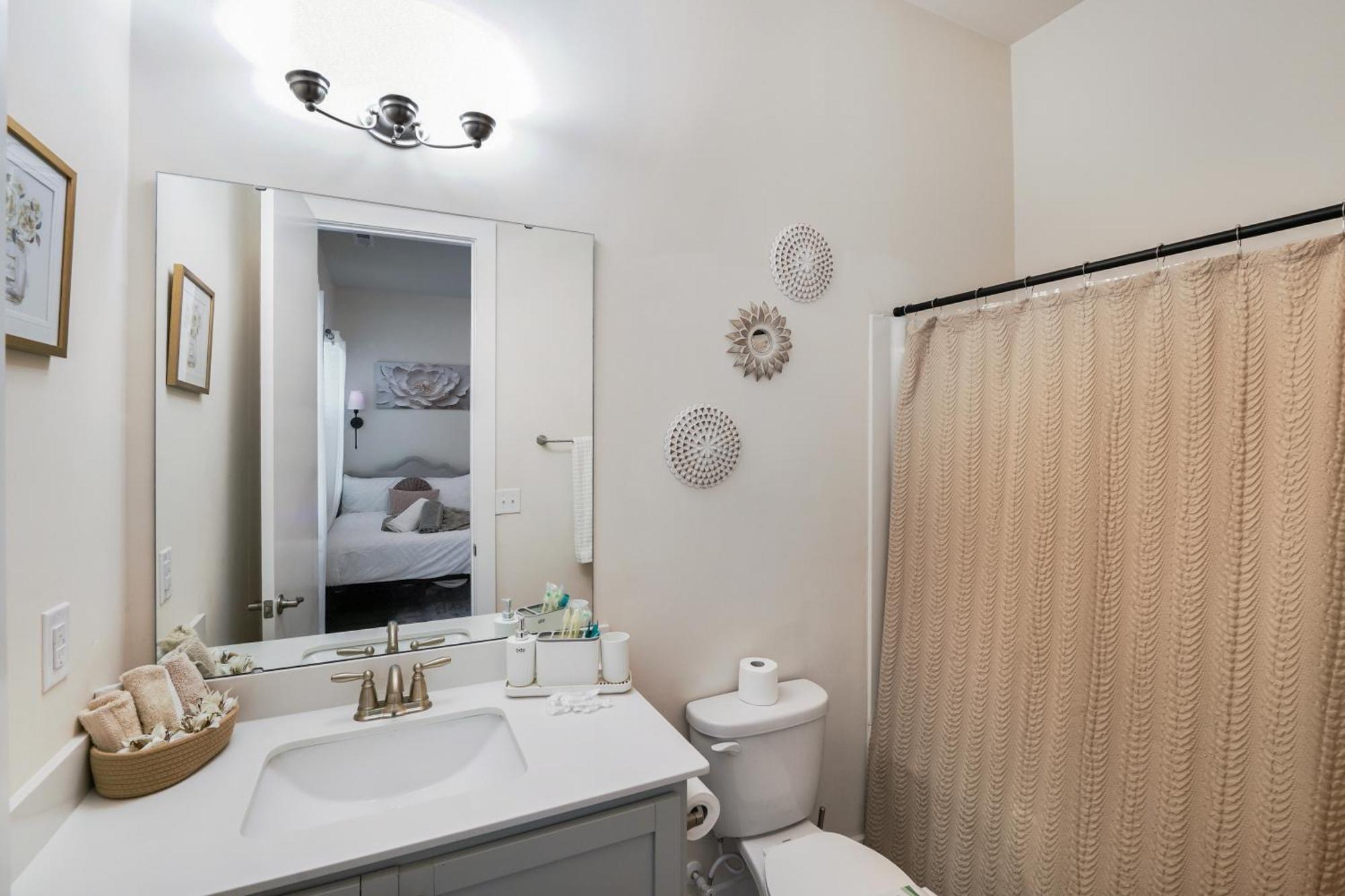 Elegant 3br Family & Business Friendly Near Downtown With Free Parking, Wfh, & Wi-fi