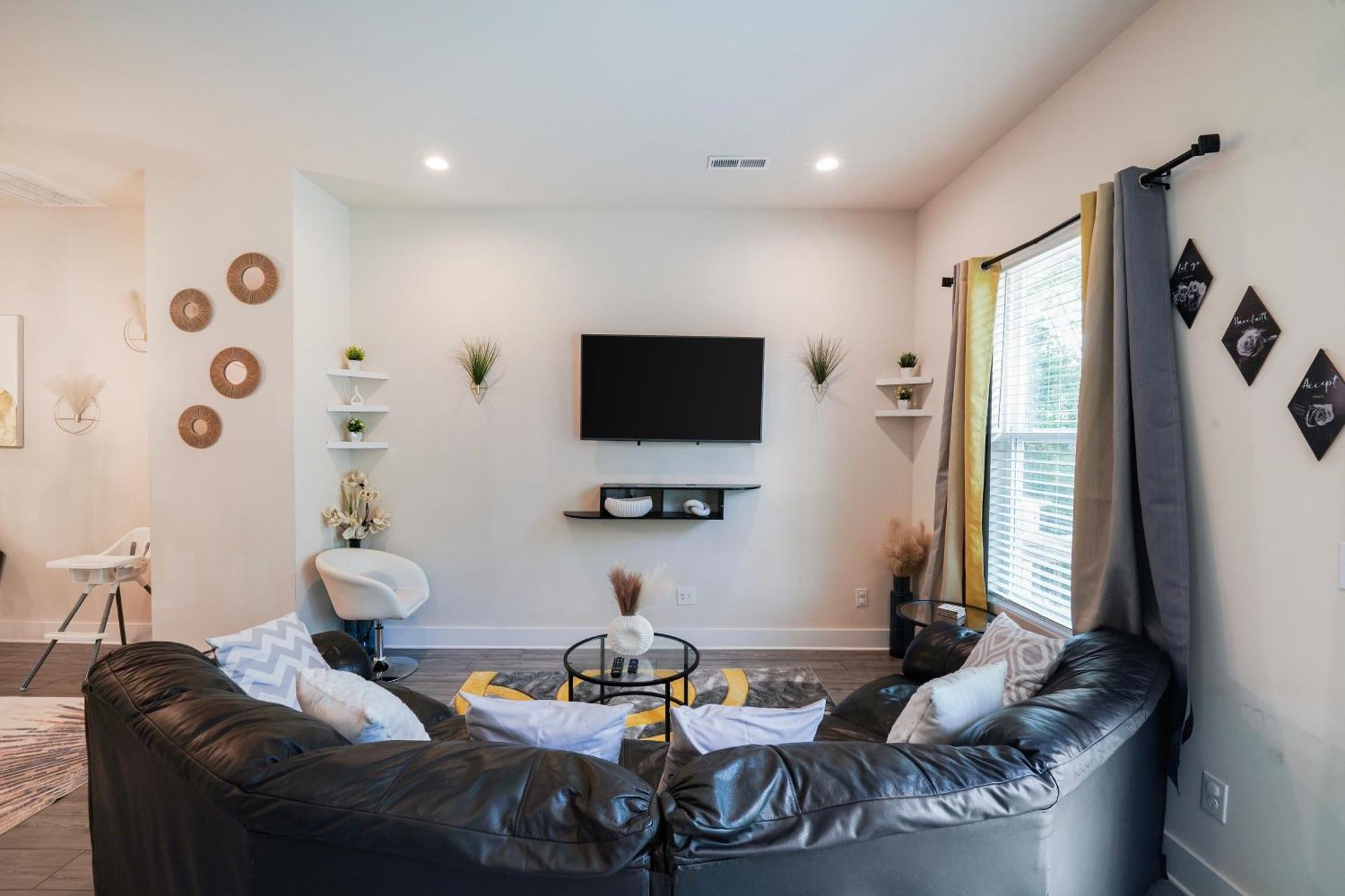 Holiday home Elegant 3br Family & Business Friendly Near Downtown With Free Parking, Wfh, & Wi-fi