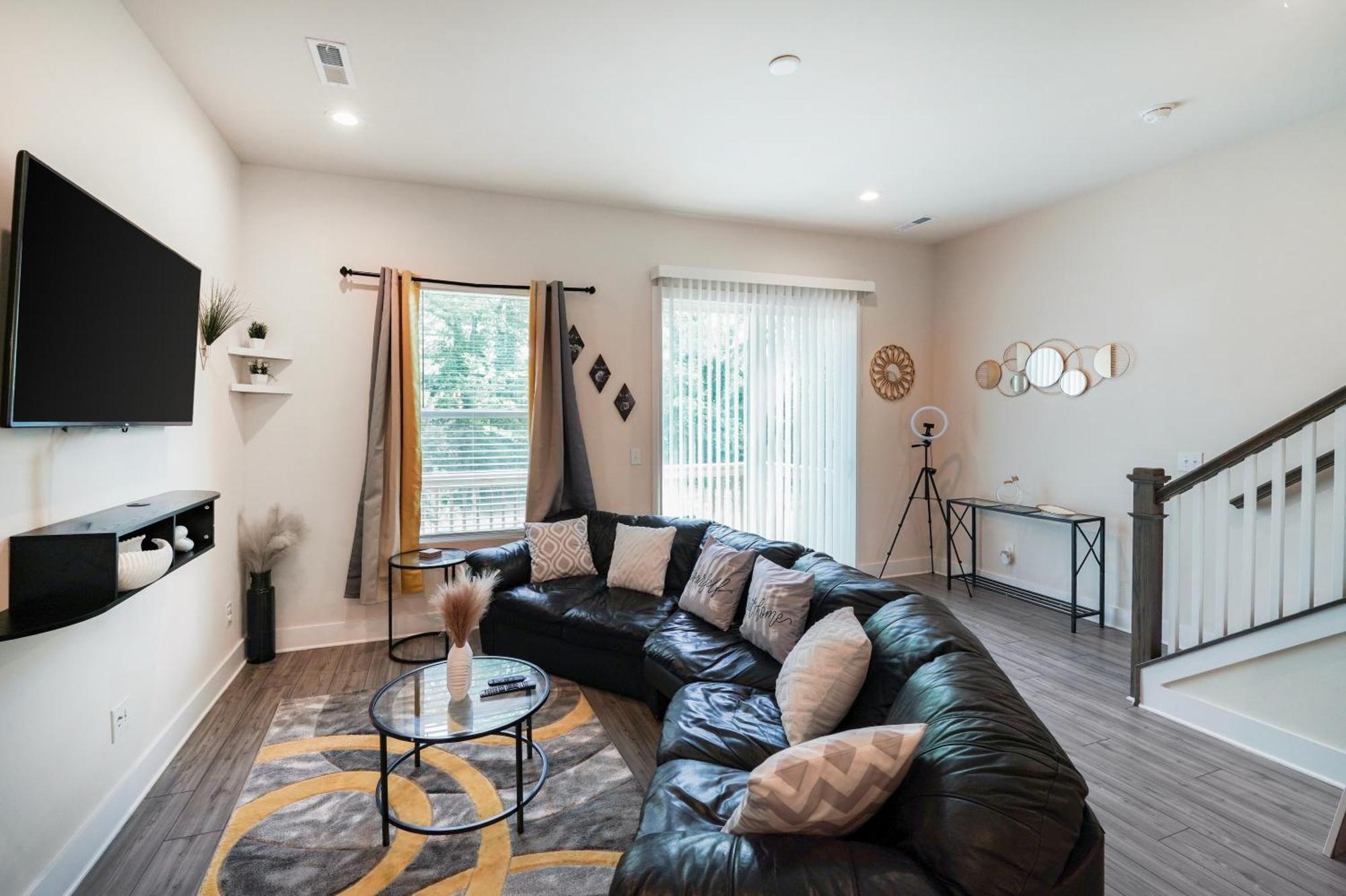 Holiday home Elegant 3br Family & Business Friendly Near Downtown With Free Parking, Wfh, & Wi-fi *