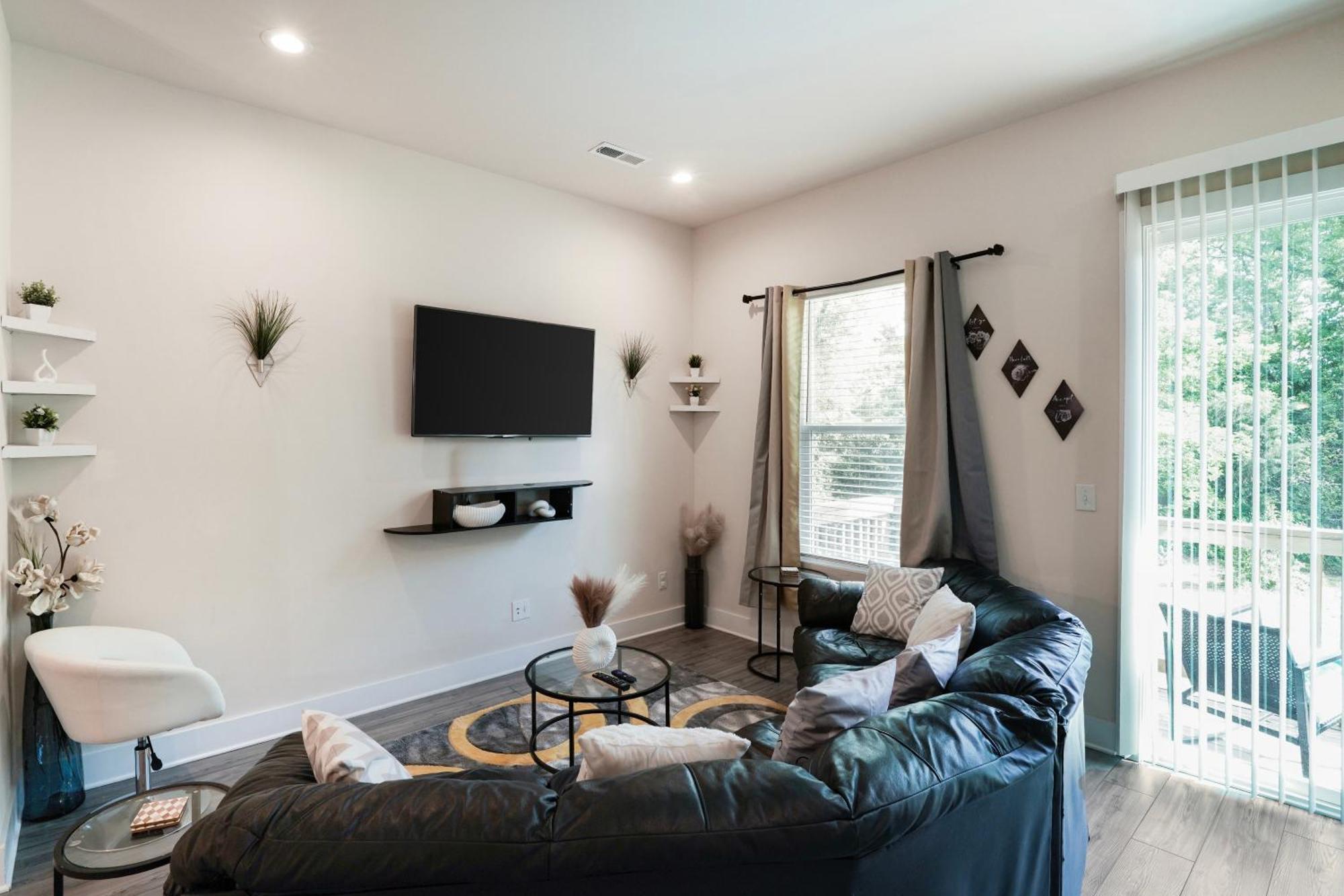 Elegant 3br Family & Business Friendly Near Downtown With Free Parking, Wfh, & Wi-fi *
